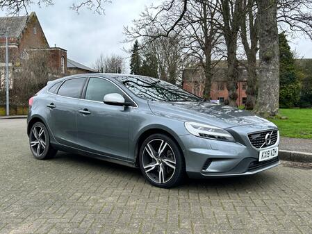 VOLVO V40 2.0 R-Design Pro D3